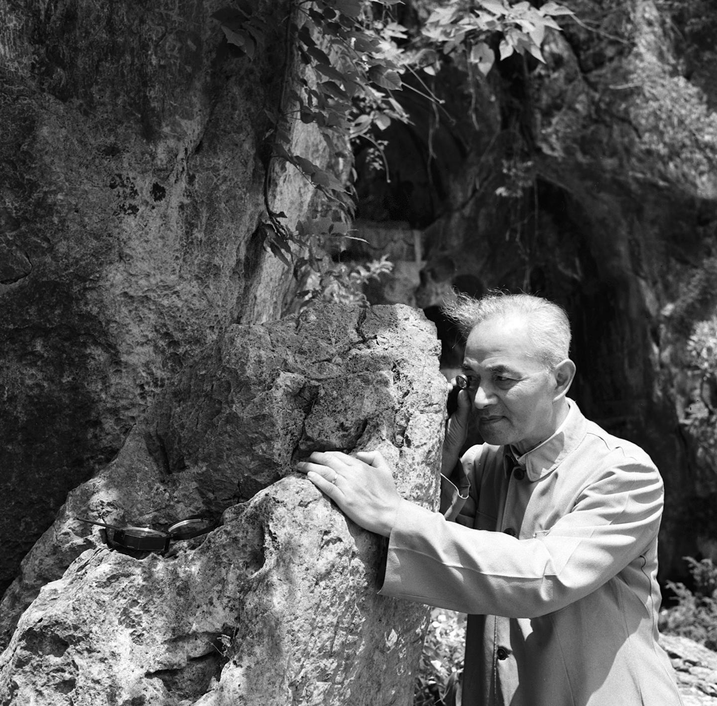 1957��6�£����Ĺ��ں��ݷ������÷Ŵ󾵲쿴ʯ�����е��п׳滯ʯ�� �»��緢��������Ƭ��